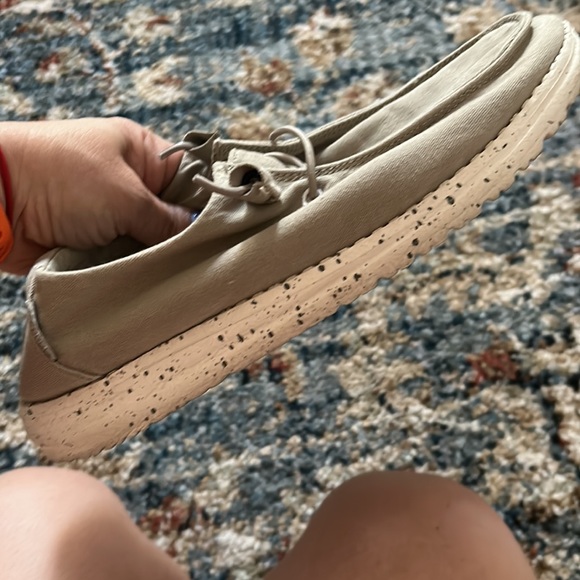 Beige colored hey dudes missing a little lace tab - Picture 3 of 7